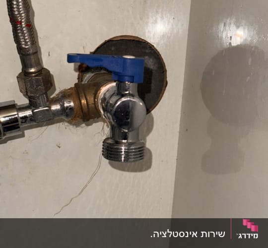 ברז מים עם ידית כחולה וצינור מתכת